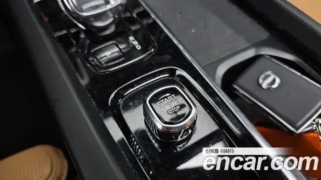 Volvo XC60 2022 — Şəkil 17/37