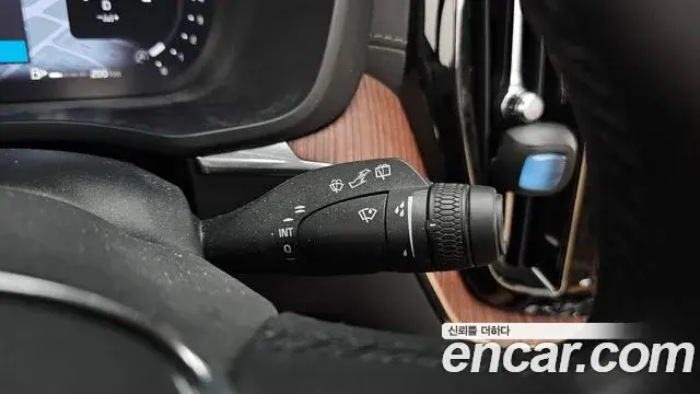Volvo XC60 2022 — Şəkil 14/37