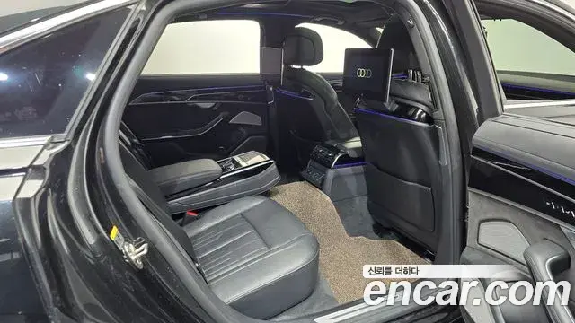Audi A8 2021 — Фото 11/20