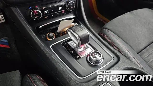 Mercedes-Benz GLA-Class 2018 — Şəkil 25/30