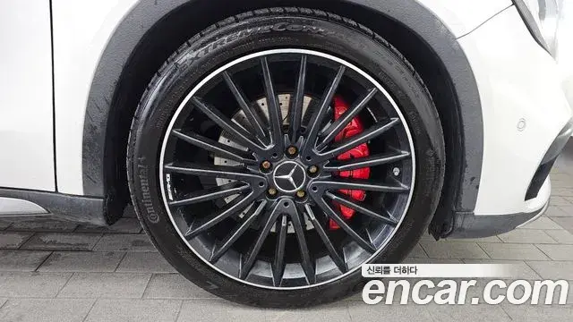 Mercedes-Benz GLA-Class 2018 — Şəkil 28/30