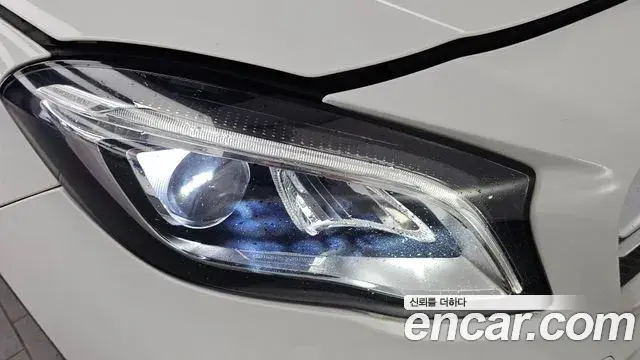 Mercedes-Benz GLA-Class 2018 — Şəkil 12/30