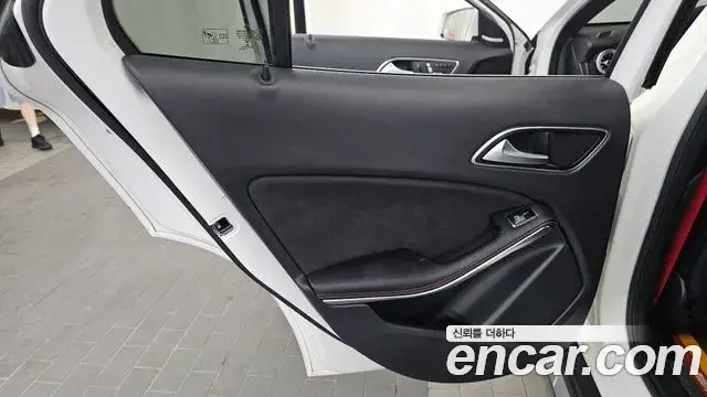 Mercedes-Benz GLA-Class 2018 — Şəkil 8/30