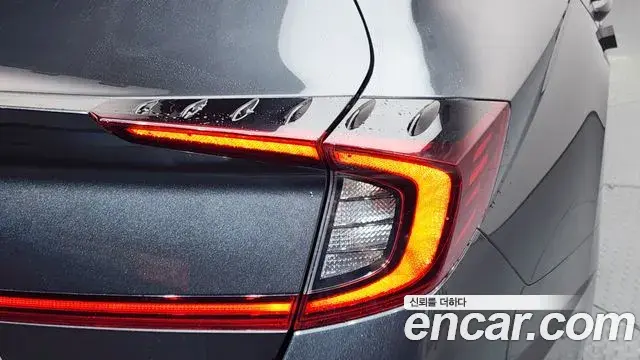 Hyundai Sonata Hybrid 2021 — Photo 21/30