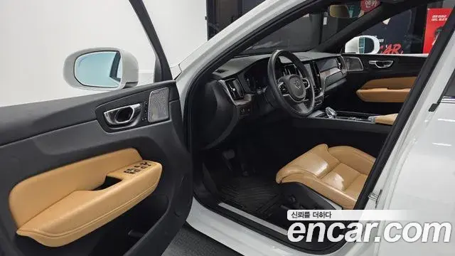 Volvo XC60 2022 — Фото 10/20
