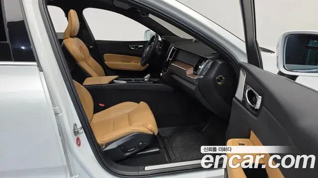 Volvo XC60 2022 — Фото 11/20