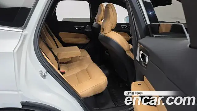 Volvo XC60 2022 — Фото 12/20