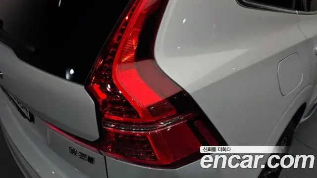 Volvo XC60 2022 — Şəkil 29/32