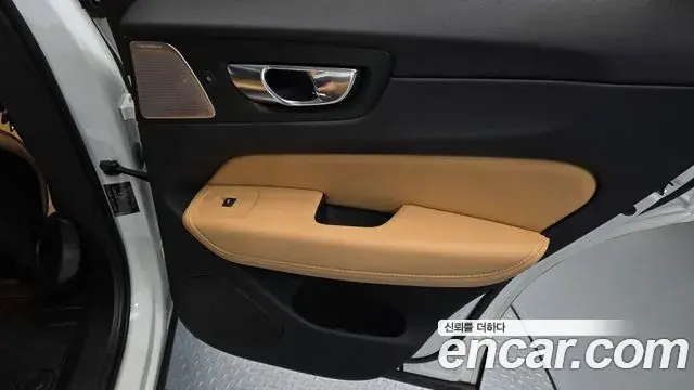 Volvo XC60 2022 — Şəkil 16/32