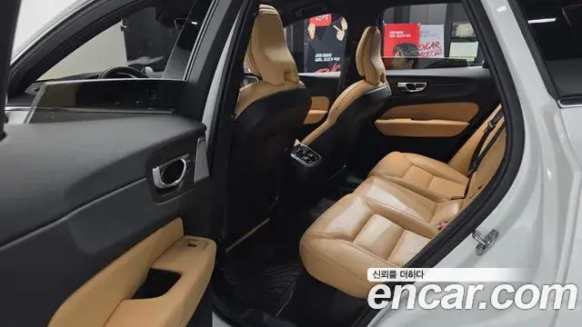 Volvo XC60 2022 — Şəkil 30/32