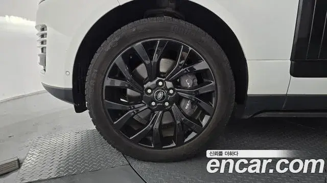 Land Rover Range Rover 2022 — Photo 18/20
