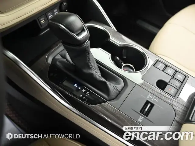 Toyota Highlander 2023 — ფოტო 10/20