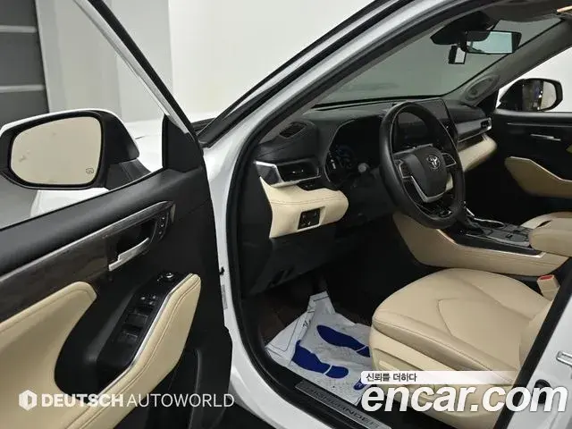 Toyota Highlander 2023 — ფოტო 18/20