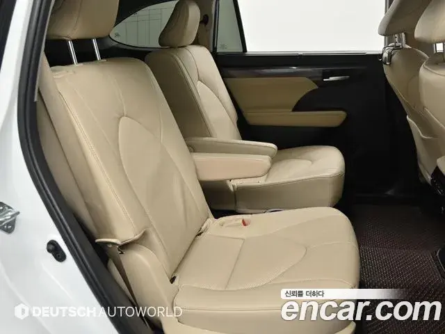 Toyota Highlander 2023 — ფოტო 13/20