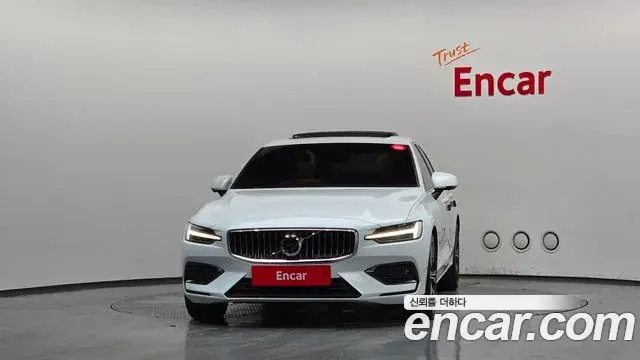 Volvo S60 2021 — ფოტო 1/36