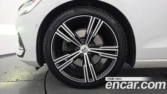 Volvo S60 2021 — ფოტო 31/36