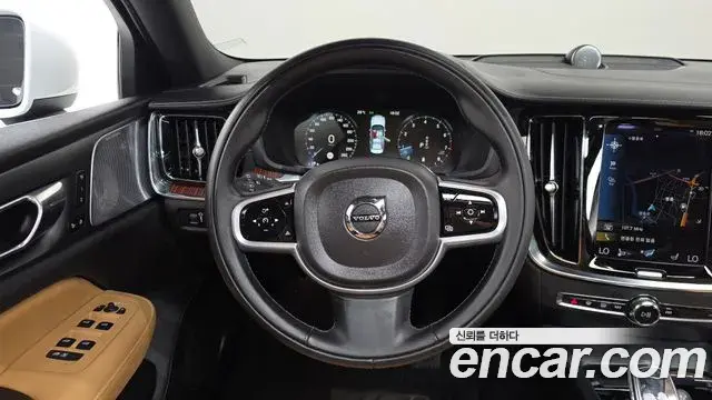 Volvo S60 2021 — ფოტო 23/36