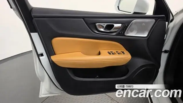 Volvo S60 2021 — ფოტო 32/36