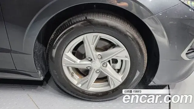 Hyundai Sonata Hybrid 2019 — Photo 29/31