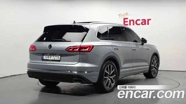 Volkswagen Touareg 2023 — Photo 19/20