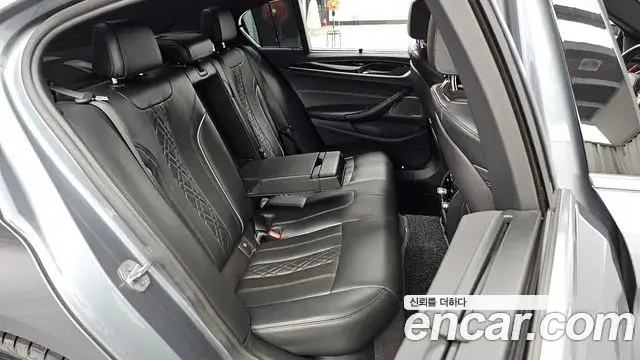 BMW 5 Series 2018 — Фото 11/20