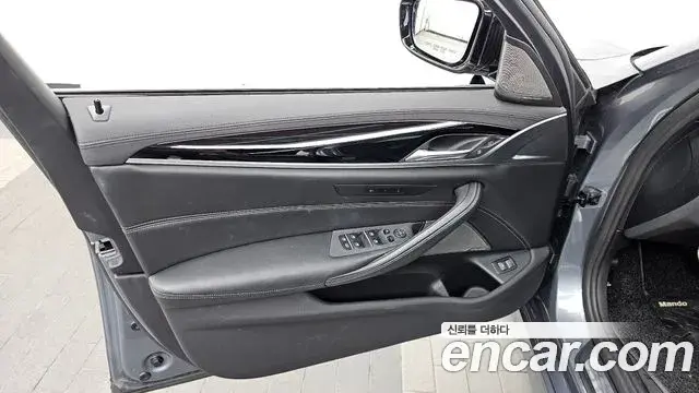 BMW 5 Series 2018 — Photo 27/30
