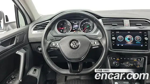 Volkswagen Tiguan 2018 — Photo 19/32