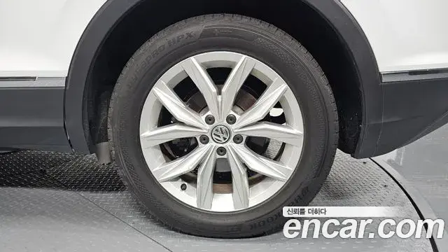 Volkswagen Tiguan 2018 — Photo 1/32