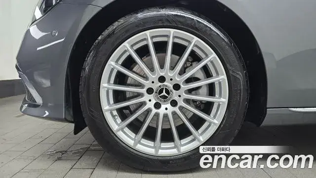 Mercedes-Benz E-Class 2022 — ფოტო 24/32