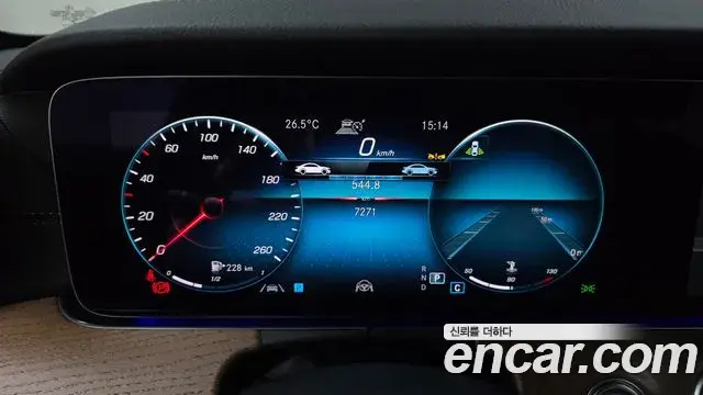 Mercedes-Benz E-Class 2022 — ფოტო 26/32
