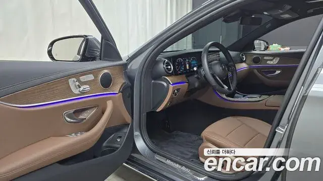 Mercedes-Benz E-Class 2022 — ფოტო 17/32