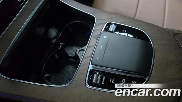 Mercedes-Benz E-Class 2022 — ფოტო 31/32