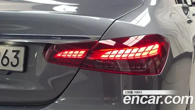 Mercedes-Benz E-Class 2022 — ფოტო 19/32