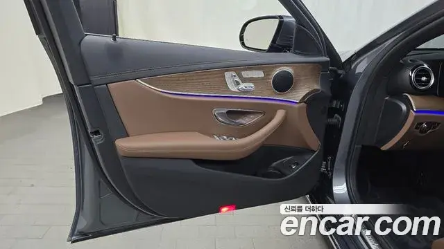 Mercedes-Benz E-Class 2022 — ფოტო 13/32