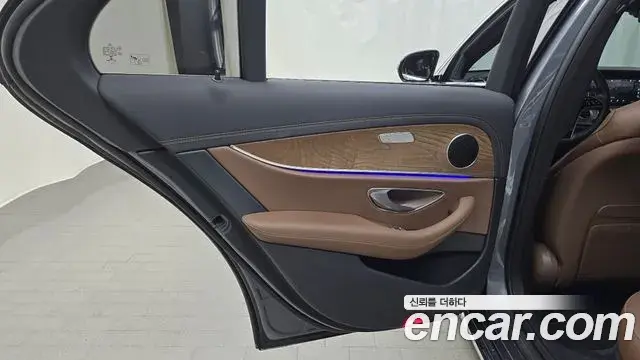 Mercedes-Benz E-Class 2022 — ფოტო 8/32