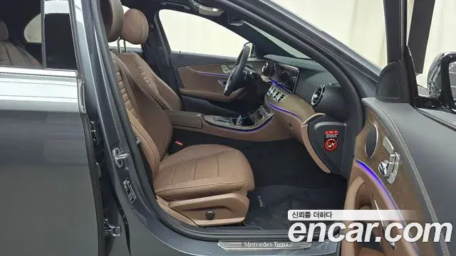 Mercedes-Benz E-Class 2022 — ფოტო 27/32
