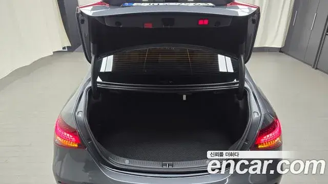 Mercedes-Benz E-Class 2022 — ფოტო 23/32