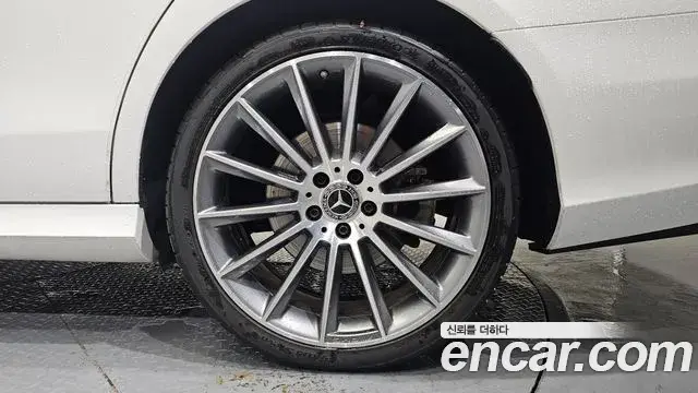 Mercedes-Benz E-Class 2020 — Şəkil 35/37