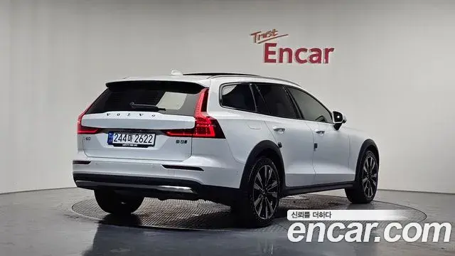 Volvo V60 Cross Country 2024 — Фото 1/20