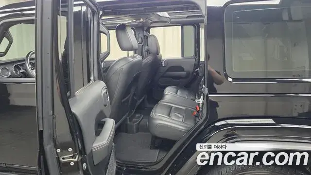 Jeep Wrangler 2021 — ფოტო 8/33