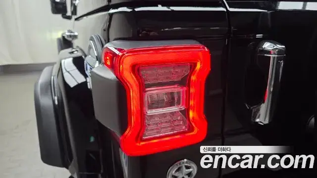 Jeep Wrangler 2021 — ფოტო 22/33