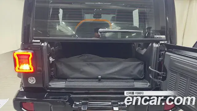 Jeep Wrangler 2021 — ფოტო 23/33