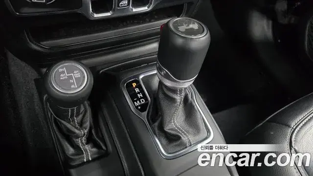 Jeep Wrangler 2021 — ფოტო 25/33