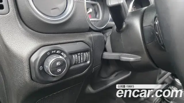 Jeep Wrangler 2021 — ფოტო 17/33