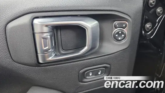 Jeep Wrangler 2021 — ფოტო 27/33