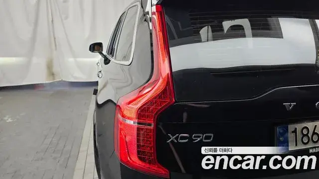 Volvo XC90 2022 — Şəkil 23/35