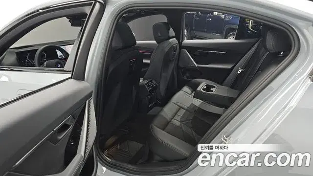 BMW 5 Series 2025 — Photo 30/34