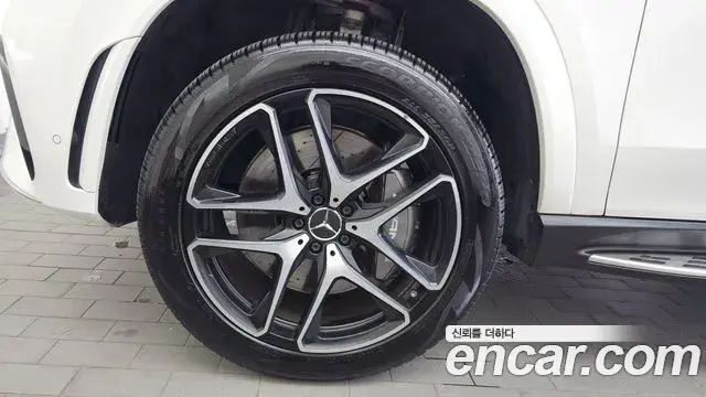 Mercedes-Benz GLE-Class 2020 — Photo 9/37