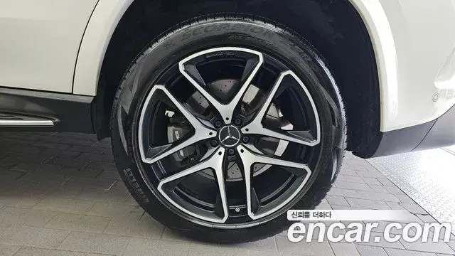 Mercedes-Benz GLE-Class 2020 — Photo 15/37