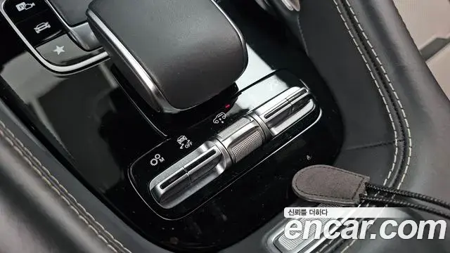 Mercedes-Benz GLE-Class 2020 — Photo 17/37